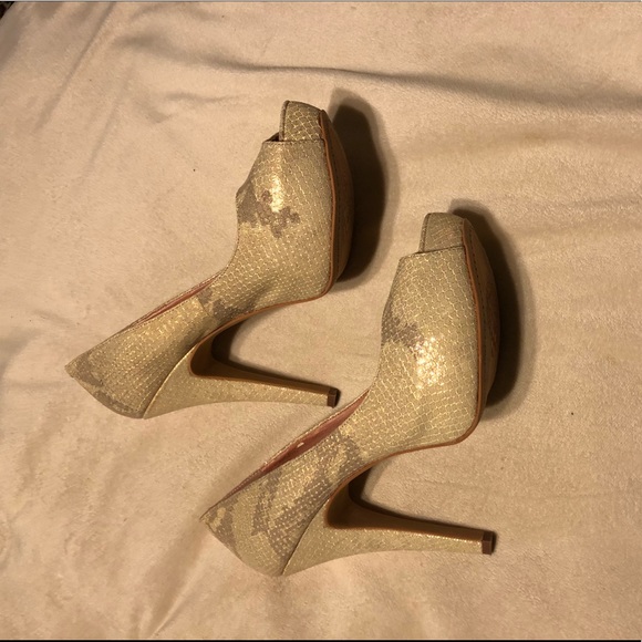 Vince Camuto iridescent snakeskin platform heel - Picture 7 of 7